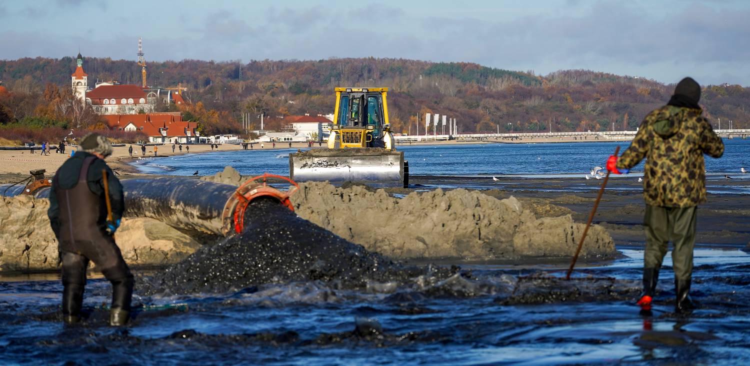 Refulacja plaży miejskiej w Sopocie. 15.11.2024 r. (fot. Paweł Marcinko / KFP)