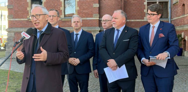 Manifestacja w Gdańsku. Poseł PiS Kazimierz Smoliński zabrał głos w sprawie Dnia Równości w jednej z gdańskich szkół - 27.03.2025 r. (fot. Radio Gdańsk/Oskar Bąk)