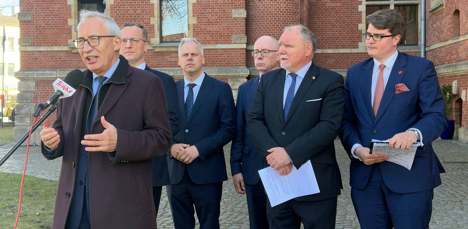 Manifestacja w Gdańsku. Poseł PiS Kazimierz Smoliński zabrał głos w sprawie Dnia Równości w jednej z gdańskich szkół - 27.03.2025 r. (fot. Radio Gdańsk/Oskar Bąk)