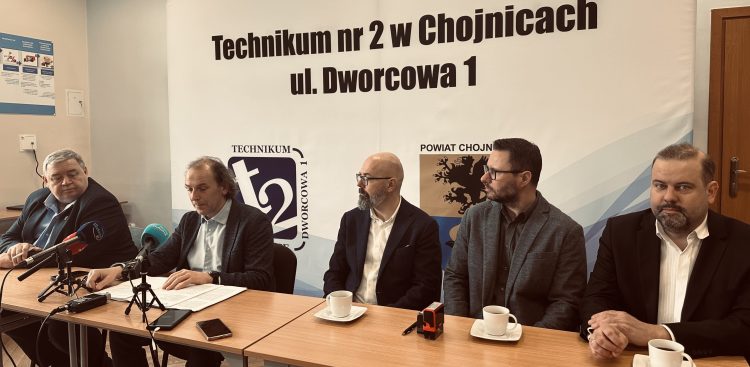 Podpisanie umowy na realizację modernizacji i przebudowy Technikum nr 2 w Chojnicach (Fot. Radio Gdańsk/Marcin Pacyno)
