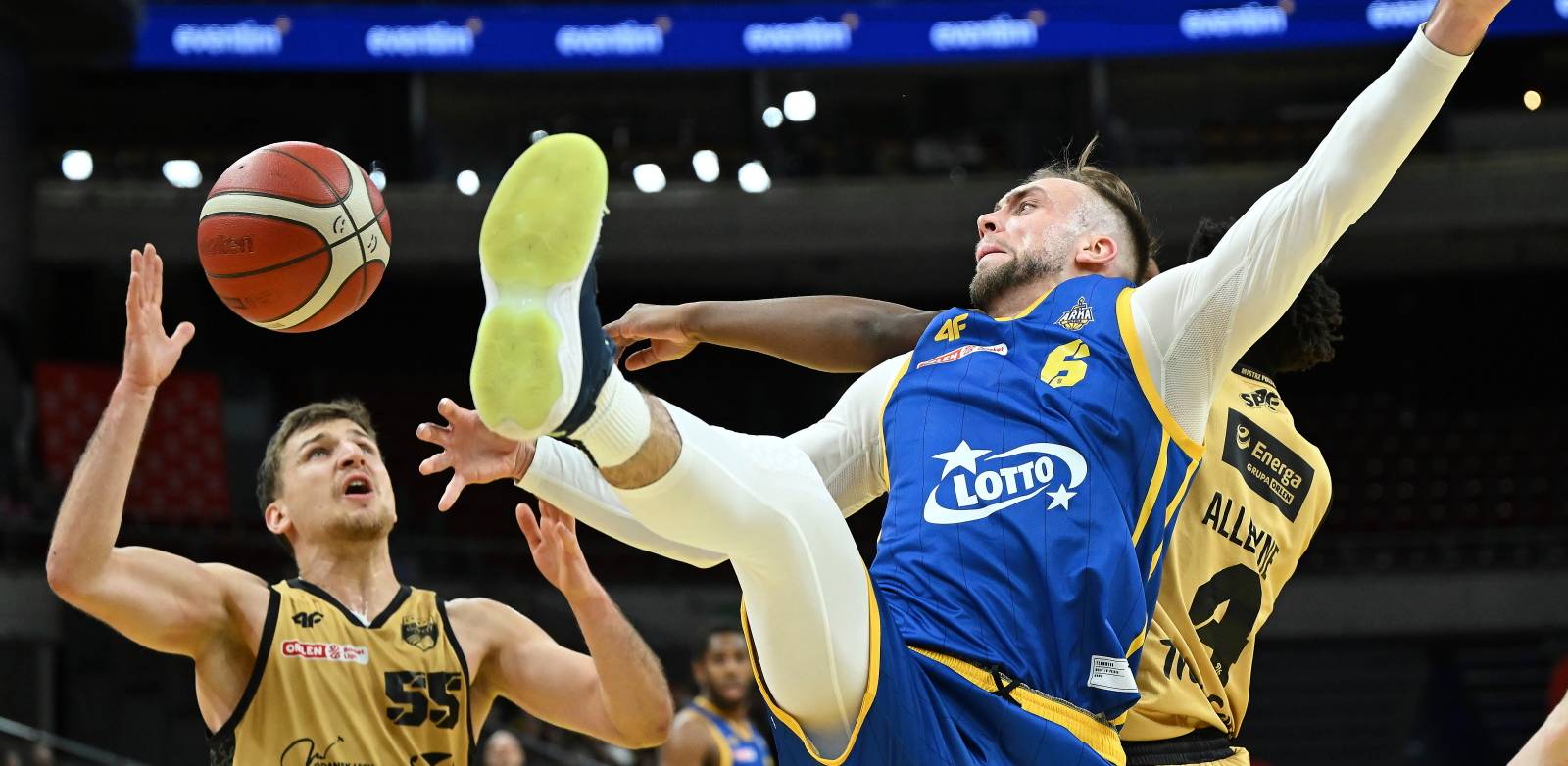 Koszykarz Trefla Sopot Jakub Schenk (L) i Wiktor Sewioł (P) z AMW Arki Gdynia podczas meczu Ekstraklasy. Sopot, 18.03.2025 r. (PAP/Adam Warżawa)