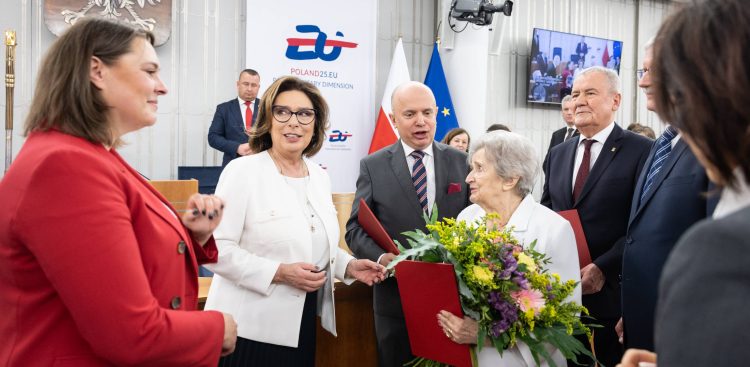 Uroczystość w czasie 30. posiedzenia Senatu XI kadencji. Senat przyjął uchwałę w 80. rocznicę Marszu Śmierci więźniów KL Stutthof (fot. Tomasz Ozdoba/Kancelaria Senatu)