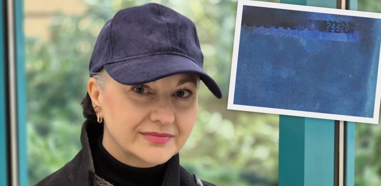 Nz. Dorota Sobolewska i fragment wystawy "24 426" (fot. Radio Gdańsk/Andrzej Urbański)