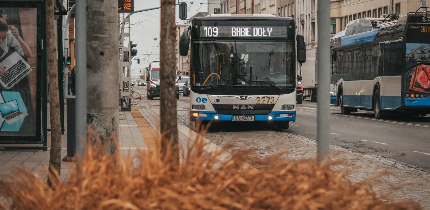 Pojazdy komunikacji miejskiej na ul. 10 Lutego w Gdyni (fot. Marcin Mielewski/gdynia.pl)