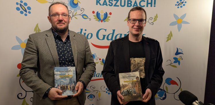 Nz. dr Michał Hinc i Adam Lubocki, autorzy książki (Fot. Radio Gdańsk/Tatiana Slowi)