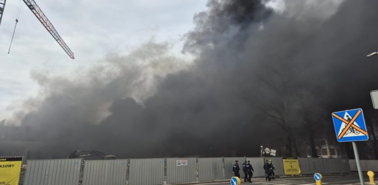Pożar na budowie dworca kolejowego w Słupsku spowodował duże zadymienie w okolicy (fot. Radio Gdańsk/Przemysław Woś)