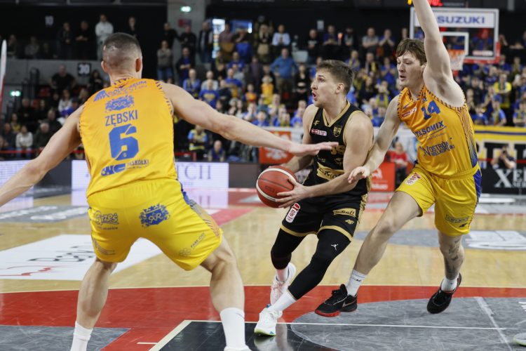 Ostrów Wielkopolski, 02.03.2025. Zawodnicy Tasomix Rosiek Stali Ostrów Wlkp. Mateusz Zêbski (L) i Maximillian Egner (P) oraz Jakub Schenk (C) z Trefla Sopot podczas meczu 19. kolejki Ekstraklasy koszykarzy, 2 bm. (mk) PAP/Tomasz Wojtasik