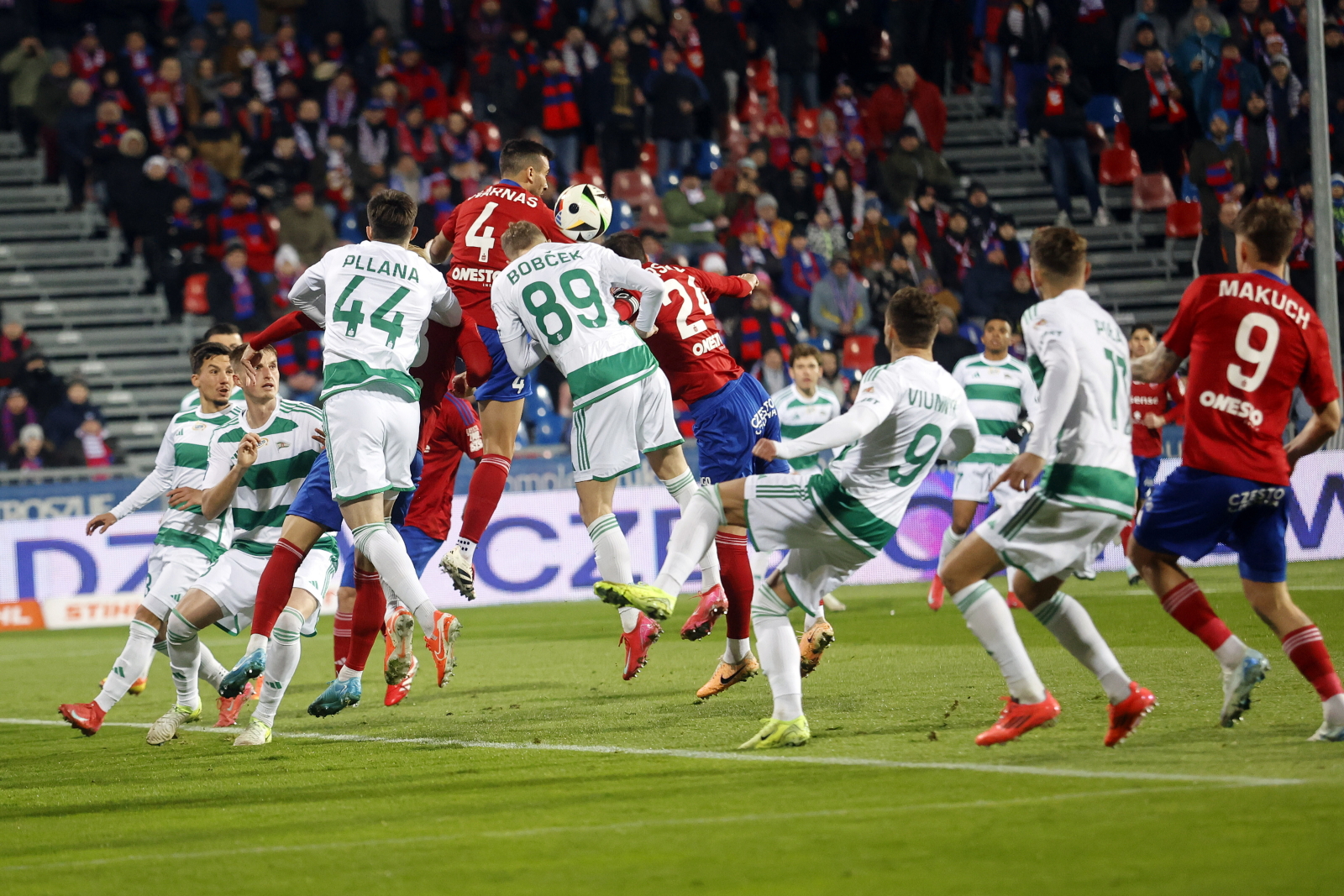 Czêstochowa, 03.03.2025. Zawodnik Rakowa Czêstochowa Stratos Svarnas (C-L) i Tomas Bobcek (C-P) z Lechii Gdañsk podczas meczu 23. kolejki pi³karskiej Ekstraklasy, 3 bm. (js) PAP/Waldemar Deska