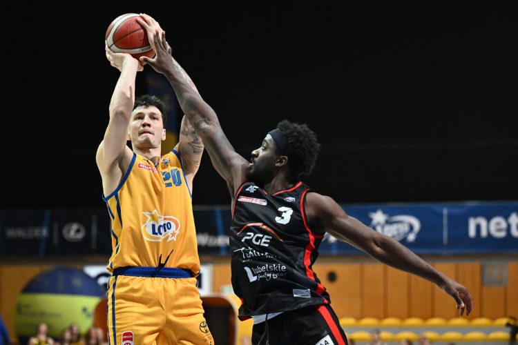 Gdynia, 06.03.2025. Zawodnik AMW Arki Gdynia Nemanja Nenadic (L) i Courtney Ramey (P) z PGE Startu Lublin podczas meczu 20. kolejki Ekstraklasy koszykarzy (Fot. PAP/Marcin Gadomski)