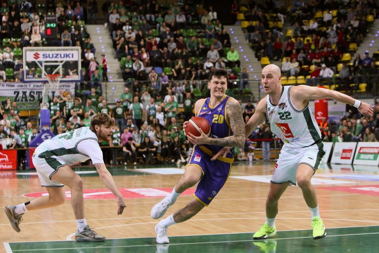 Zielona Góra, 14.03.2025. Zawodnicy Orlen Zastalu Zielona Góra Micha³ Ko³odziej (P) i Marcin Woroniecki (L) oraz Nemanja Nenadic (C) z AMW Arki Gdynia podczas meczu 21. kolejki Ekstraklasy koszykarzy, 14 bm. (js) PAP/Lech Muszyñski