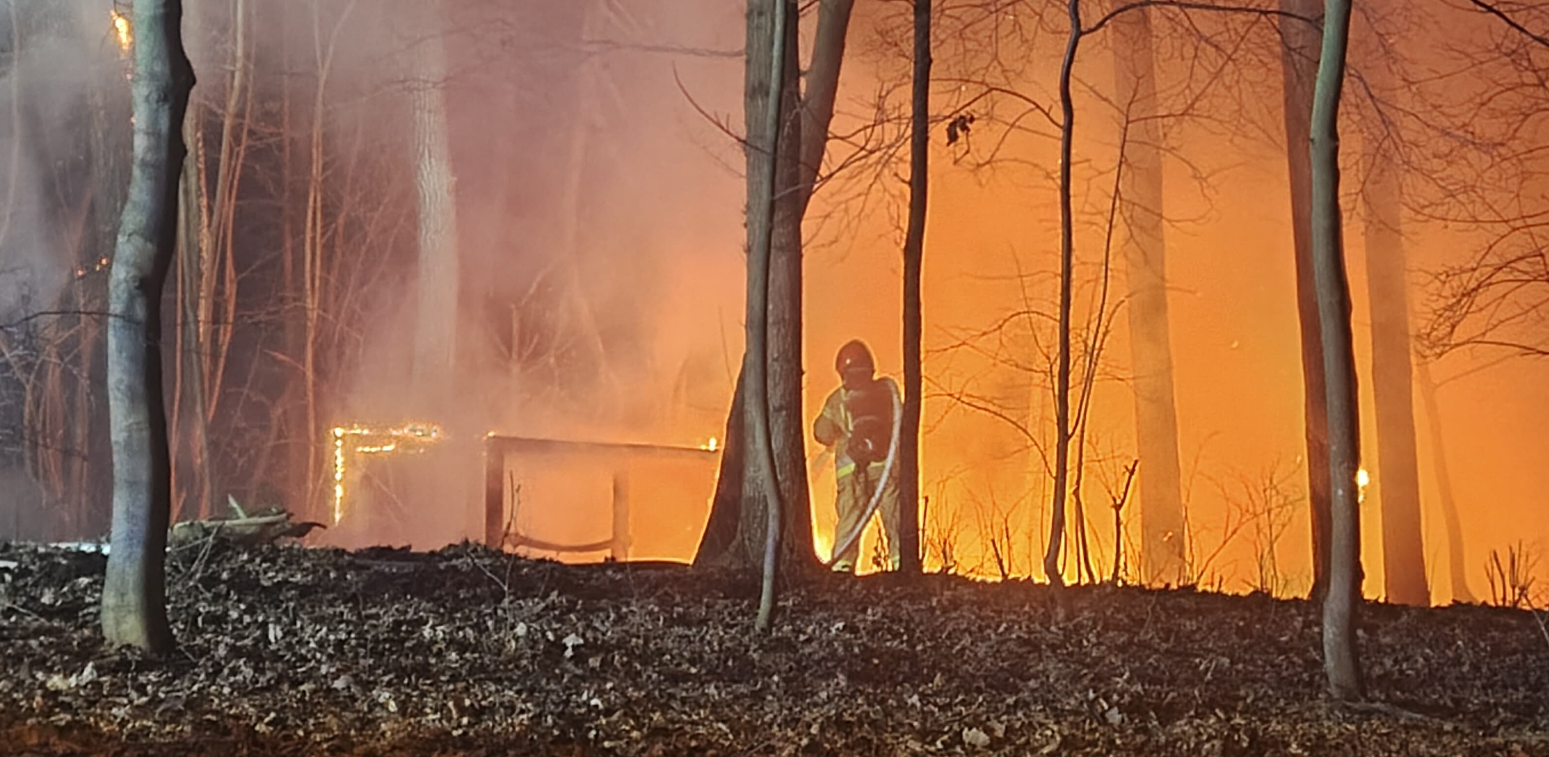 Pożar schodów prowadzących na plażę w Babich Dołach (fot. Marcin Chwiałkowski)