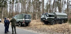 Dziki odkopały niewybuchy w lesie niedaleko Bięcina (fot. KMP w Słupsku)