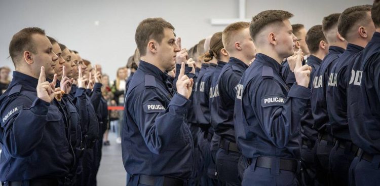 Nowi policjanci z Pomorza składają ślubowanie. Gdańsk, 20.03.2025 r. (fot. podkom. Anna Banaszewska-Jaszczyk/KWP w Gdańsku)