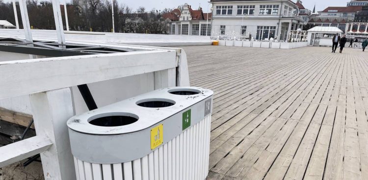 Kubły na śmieci na sopockim molo (fot. Radio Gdańsk/Tymon Nieśmiałek)