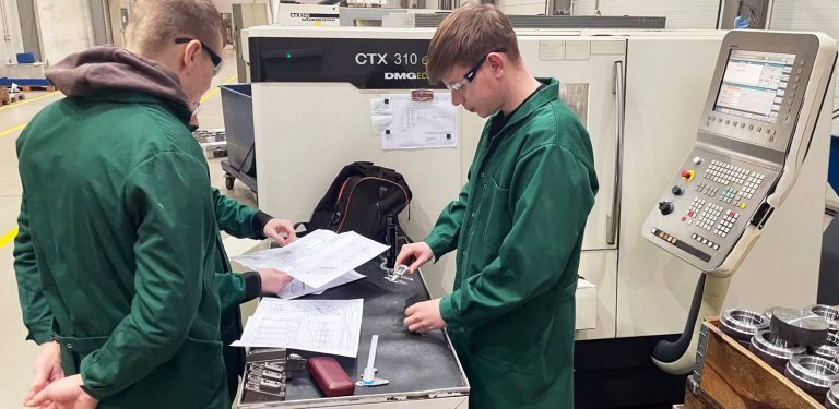 Uczniowie z Gniewa projektują kołyskę Newtona, która poleci w kosmos (fot. ZSP im. ks. Henryka Mrossa w Gniewie)