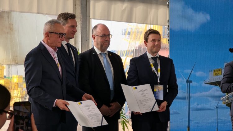 W podpisywaniu umowy wzięli udział przedstawiciele obu spółek (fot. Radio Gdańsk/Piotr Lessnau)