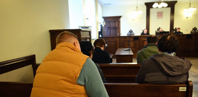 Publiczność na sali rozpraw Sądu Apelacyjnego w Gdańsku, gdzie zakończył się proces odwoławczy w sprawie mężczyzny oskarżonego o usiłowanie zabójstwa innego mężczyzny poprzez przejechanie samochodem – 25.03.2025 r. (fot.  PAP/Adam Warżawa)