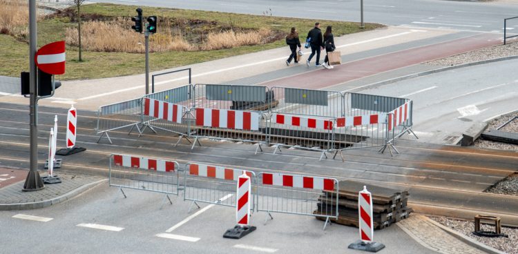 Pod jezdnią i torowiskiem przy skrzyżowaniu ulic 3 Maja i Rogaczewskiego w Gdańsku zapadła się ziemia (fot. KFP/Paweł Marcinko)