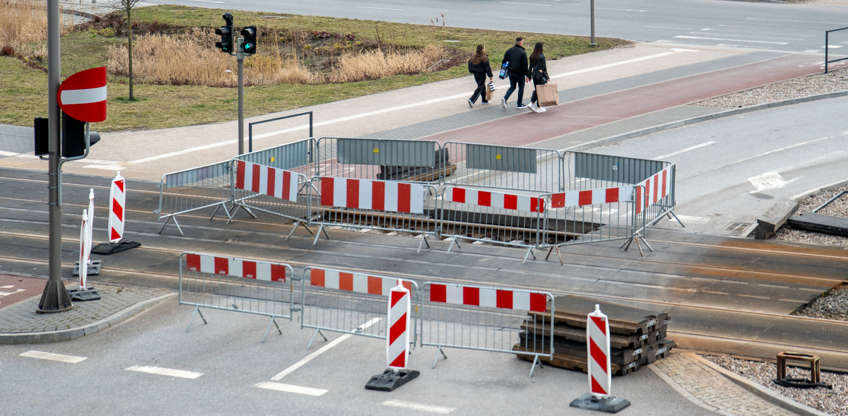 Pod jezdnią i torowiskiem przy skrzyżowaniu ulic 3 Maja i Rogaczewskiego w Gdańsku zapadła się ziemia (fot. KFP/Paweł Marcinko)