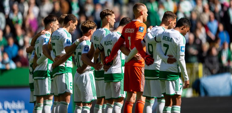 PKO Ekstraklasa: Lechia Gdańsk - Piast Gliwice n/z Lechia Gdańsk minuta ciszy 26.04.2025 / fot. Mateusz Słodkowski / KFP / trojmiasto.pl