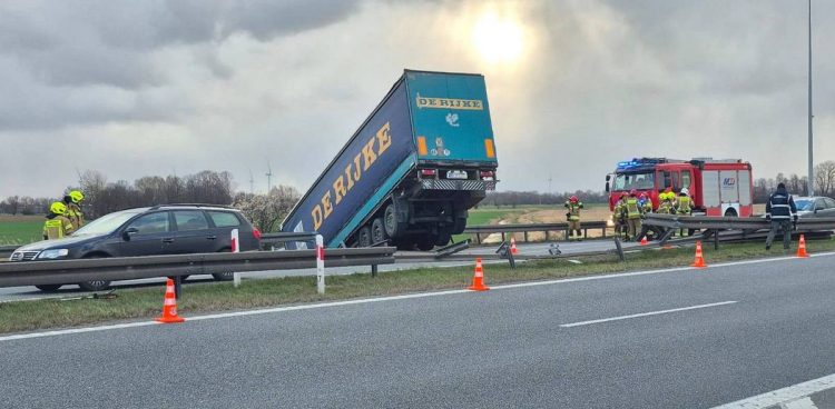 Kierowca ciężarówki został ranny (fot. Facebook/Komenda Powiatowa Policji w Pruszczu Gdańskim)