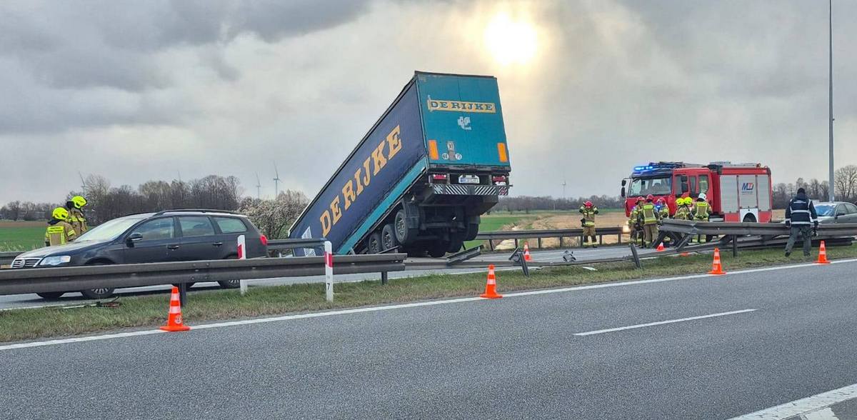 Kierowca ciężarówki został ranny (fot. Facebook/Komenda Powiatowa Policji w Pruszczu Gdańskim)