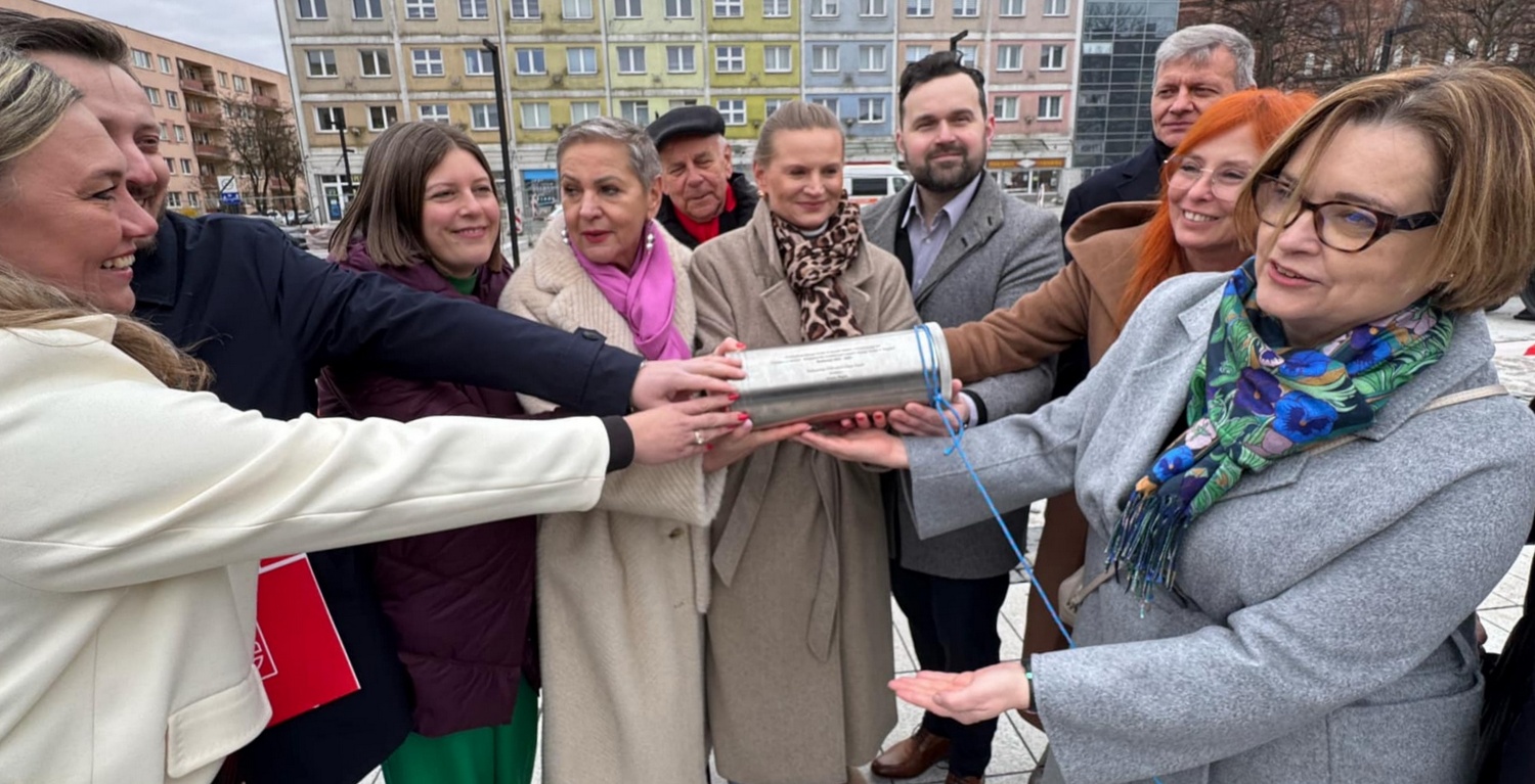 W Słupsku wmurowano kapsułę czasu (fot. Radio Gdańsk/Aleksander Radomski)