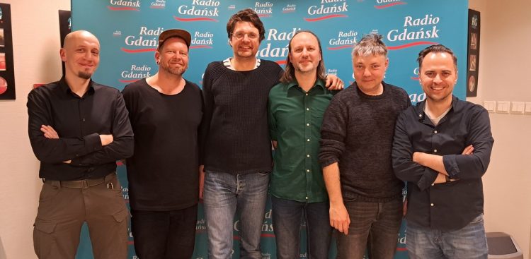 Zespół Towary Zastępcze i prowadzący audycję Kamil Wicik (fot. Radio Gdańsk/Piotr Puchalski)