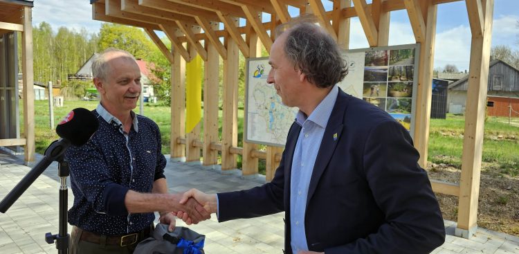 Jacek Dalecki to 100-tysięczny rowerzysta, który przejechał Bramę Kaszubskiej Marszruty (fot. Radio Gdańsk/Marcin Pacyno)