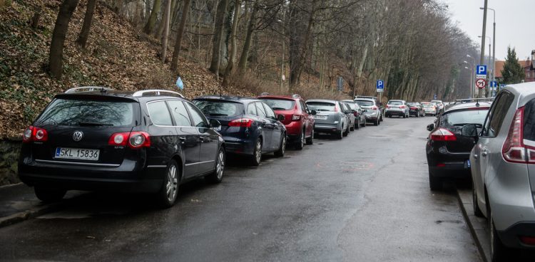 Zdjęcie archiwalne. Auta zaparkowane w strefie płatnego parkowania na ulicy Jana Winieckiego w Sopocie (fot. KFP/Mateusz Ochocki)