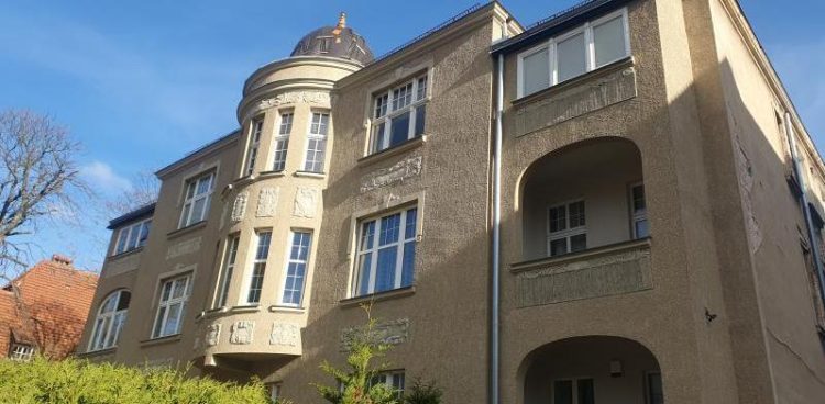 W budynku przy ul. Armii Krajowej 68 odnowiona została elewacja frontowa z dotacji na prace konserwatorskie (fot. UMS)