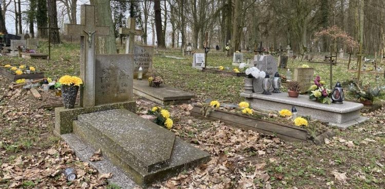 Społecznicy ze Starogardu Gdańskiego zorganizowali akcję sprzątania kocborowskiego cmentarza (fot. Radio Gdańsk/Filip Jędruch)