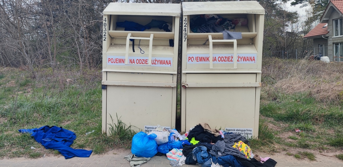 Beżowe pojemniki należące do zewnętrznej firmy są często przepełnione (fot. Radio Gdańsk/Joanna Stankiewicz)