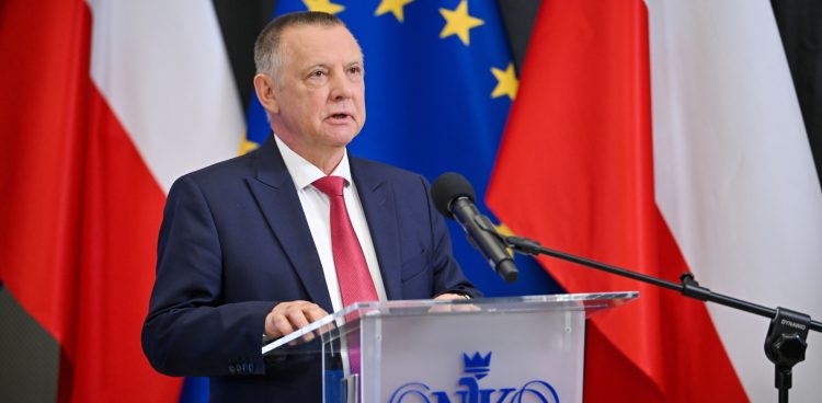 Prezes NIK Marian Banaś podczas konferencji (fot. PAP/Przemysław Piątkowski)