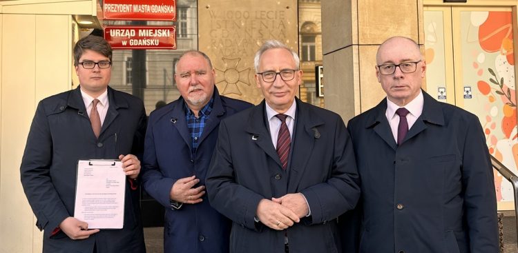 Politycy Prawa i Sprawiedliwości skomentowali sprawę otwarcia komisariatu przy ulicy Piwnej w Gdańsku (fot. Radio Gdańsk/Oskar Bąk)