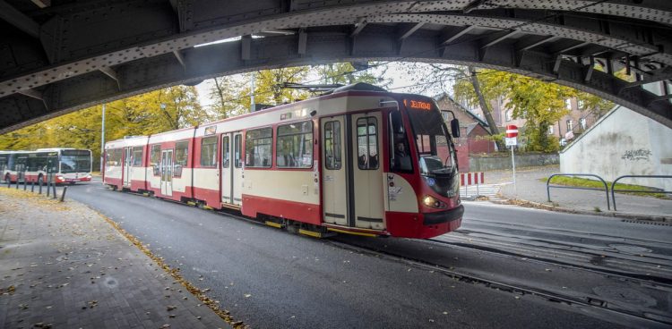 Tramwaj na al. Hallera w Gdańsku (fot. KFP/Paweł Marcinko)