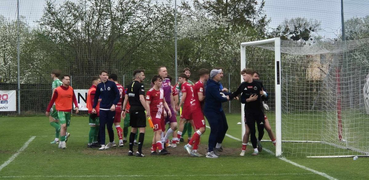 Po meczu doszło do szarpaniny i awantury z udziałem zawodników obu drużyn (fot. Radio Gdańsk/Przemysław Woś)