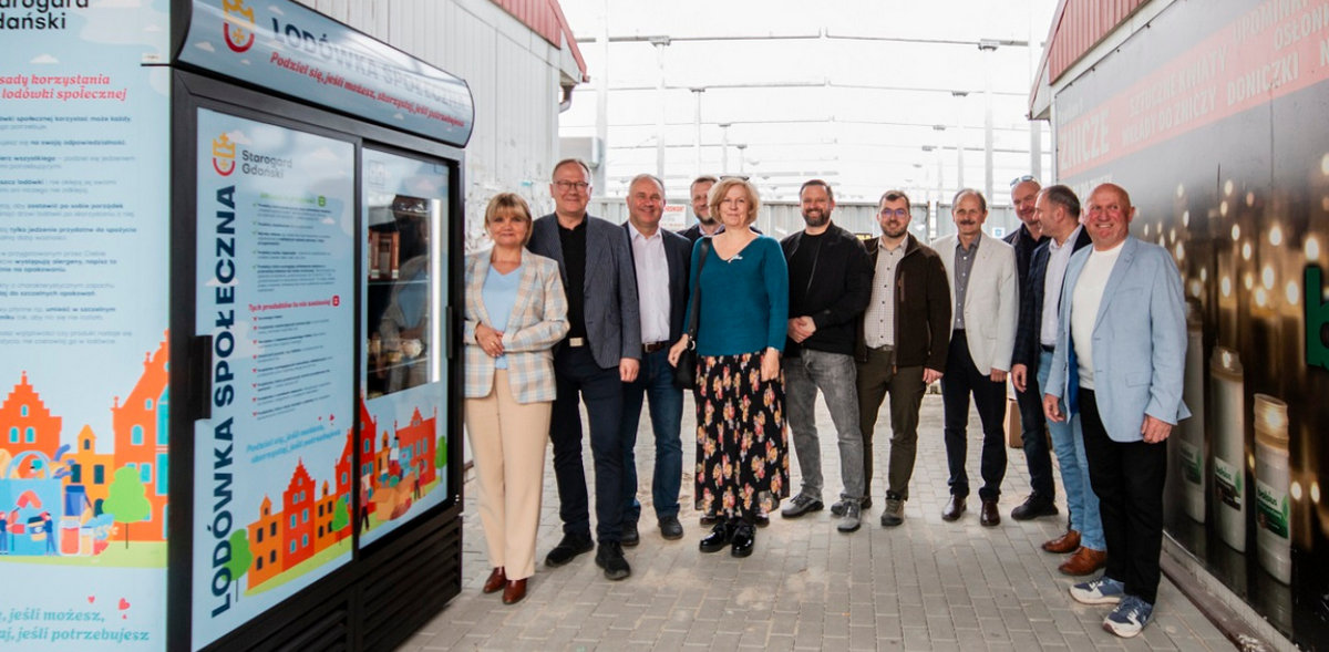 Lodówki społeczne pojawiły się przy Starogardzkim Centrum Kultury i targowisku miejskim (fot. Starogard Gdański)