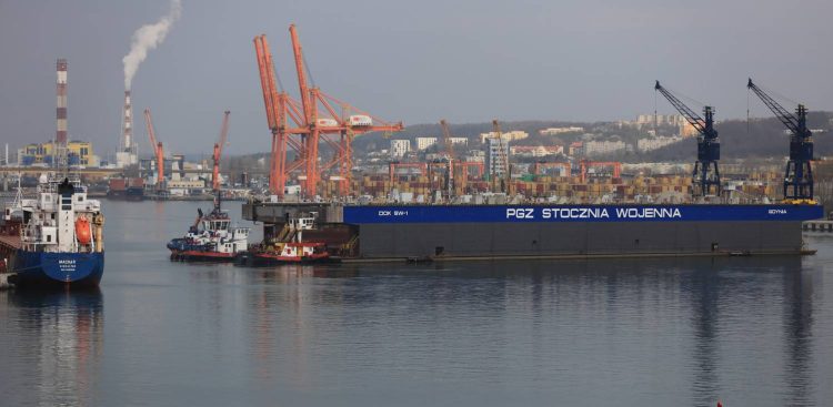 Przeholowanie wielotonowego Doku Pływającego w Porcie Gdynia (fot. Tadeusz Urbaniak/Zarząd Morskiego Portu Gdynia)