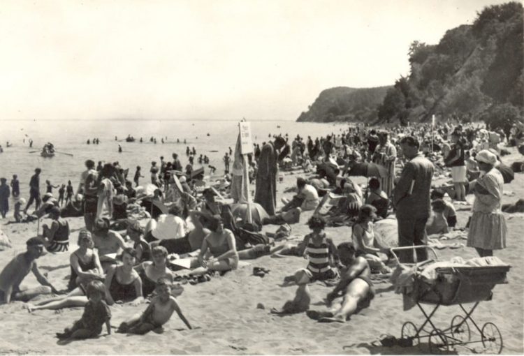 Plaża w Gdyni w 1938 roku (zdj. z Archiwum Cyfrowego Muzeum Miasta Gdyni „Gdynia w sieci”)