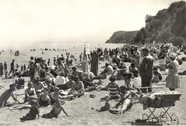 Plaża w Gdyni w 1938 roku (zdj. z Archiwum Cyfrowego Muzeum Miasta Gdyni „Gdynia w sieci”)