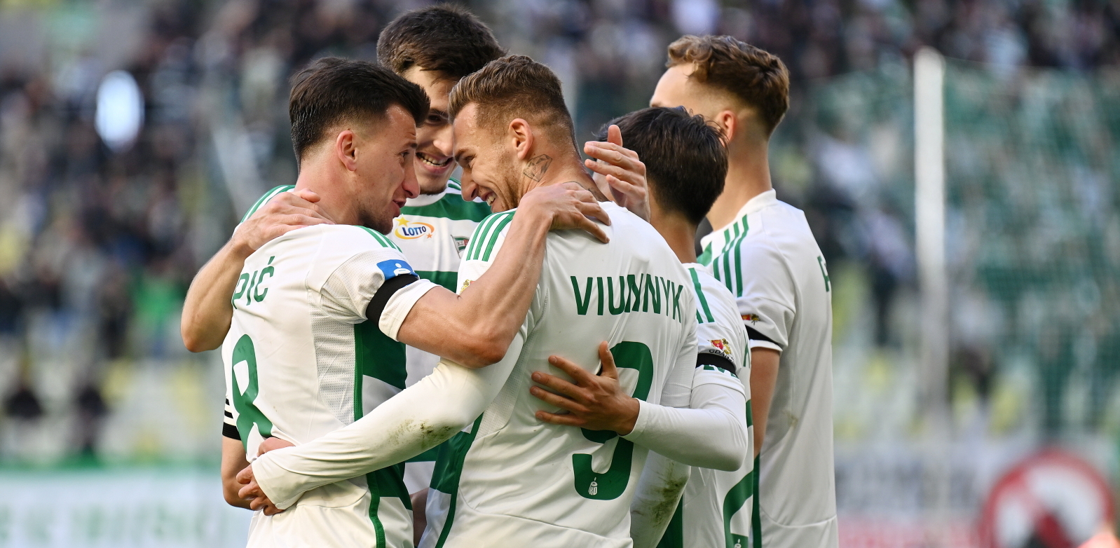 Zawodnik Lechii Gdańsk Bohdan Viunnyk wraz ze współzawodnikami po bramce zdobytej w 44. minucie meczu (fot. PAP/Marcin Gadomski)