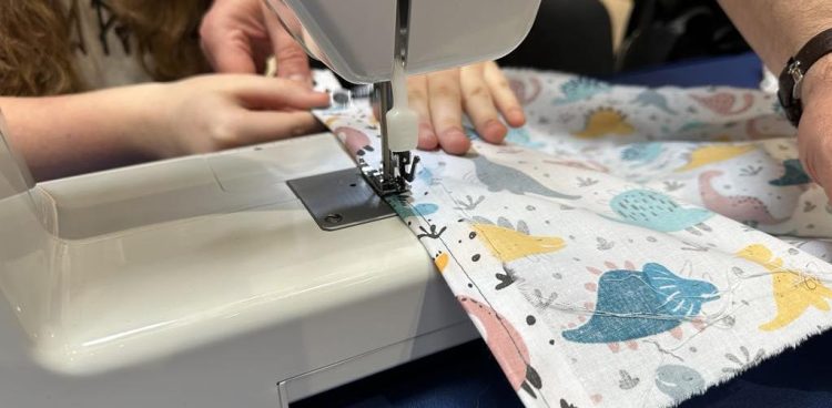 W Galerii Bałtyckiej ustawiono maszyny do szycia, przy których może usiąść każdy (fot. Radio Gdańsk/Filip Jędruch)