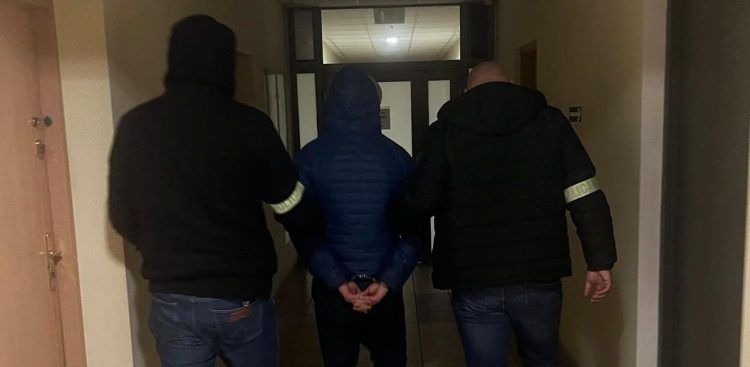 Policjanci prowadzą zatrzymanego 41-latka (fot. Komenda Miejska Policji w Gdańsku)