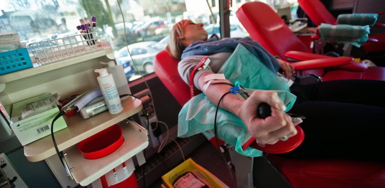 Zdjęcie archiwalne. Akcja oddawania krwi w Gdańsku (fot. Mateusz Ochocki/KFP)