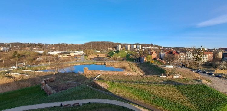 Widok z Bastionu Żubr na Bramę Nizinną i planowany objazd (fot. Radio Gdańsk/Sebastian Kwiatkowski)