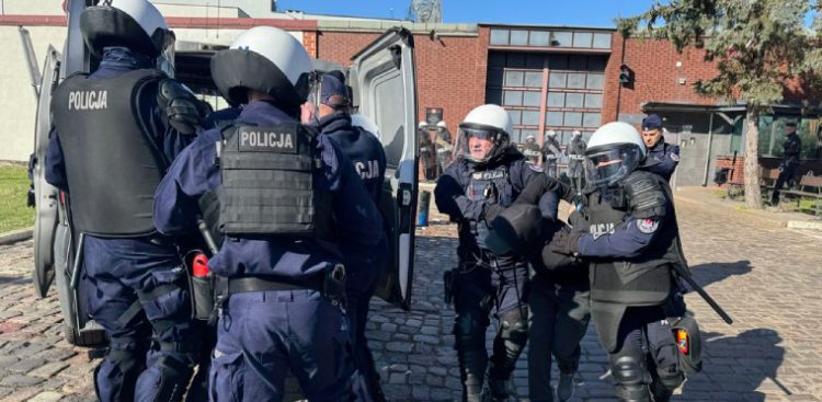 Ćwiczenia dowódczo-sztabowe policji przeprowadzone wspólnie ze Służbą Więzienną w Gdańsku (KMP w Gdańsku)