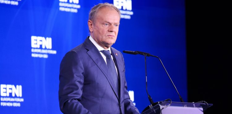 Premier Donald Tusk przemawia podczas otwarcia wiosennej edycji Europejskiego Forum Nowych Idei "Przyszłość pracy, praca przyszłości" (Fot. PAP/Szymon Pulcyn)