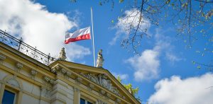 Flaga Polski opuszczona do połowy masztu (Fot. Radio Gdańsk/Pola Malańska)