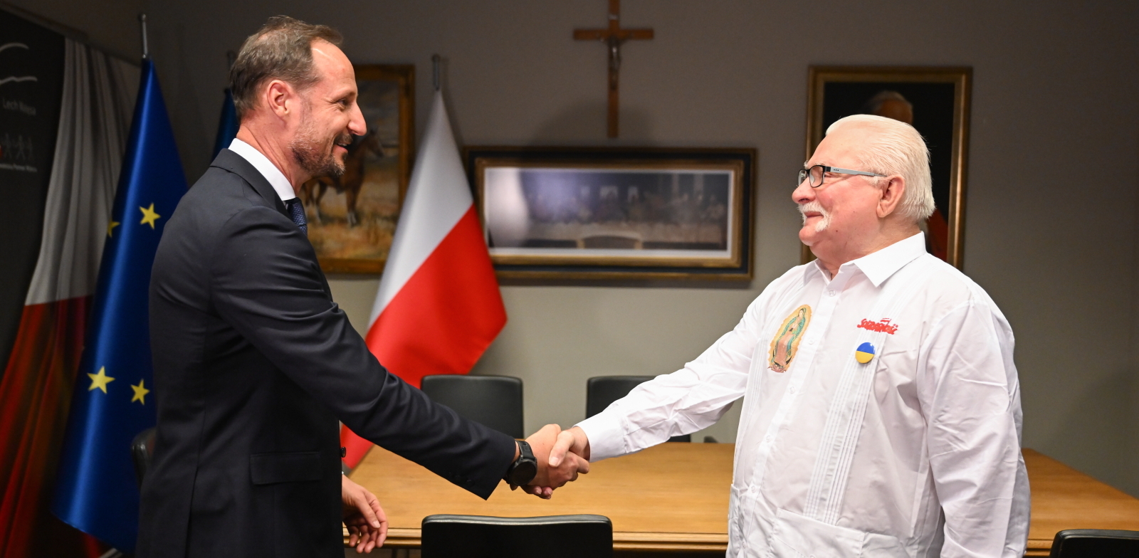 Gdańsk, 22.04.2025. Książę koronny (następca tronu) Norwegii Haakon Magnus (L) i współzałożyciel i pierwszy przewodniczący NSZZ „Solidarność”, laureat Pokojowej Nagrody Nobla w 1983 oraz były prezydent RP Lech Wałęsa (P) podczas spotkania w Gdańsku, 22 bm. Książe przebywa na dwudniowej wizycie w Polsce. (Fot. PAP/Adam Warżawa)